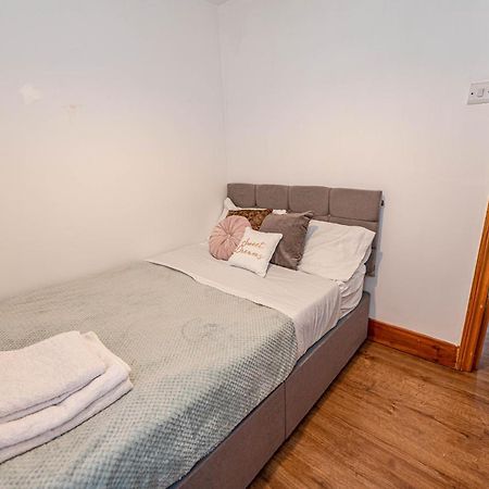 Beautiful 4 Bedrooms House, 7 Walk To Train Station Plumstead  Extérieur photo