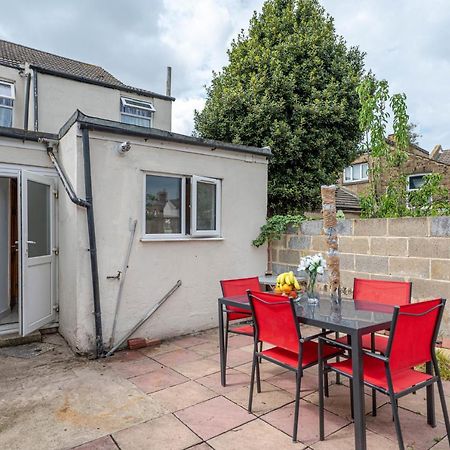 Beautiful 4 Bedrooms House, 7 Walk To Train Station Plumstead  Extérieur photo