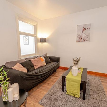 Beautiful 4 Bedrooms House, 7 Walk To Train Station Plumstead  Extérieur photo