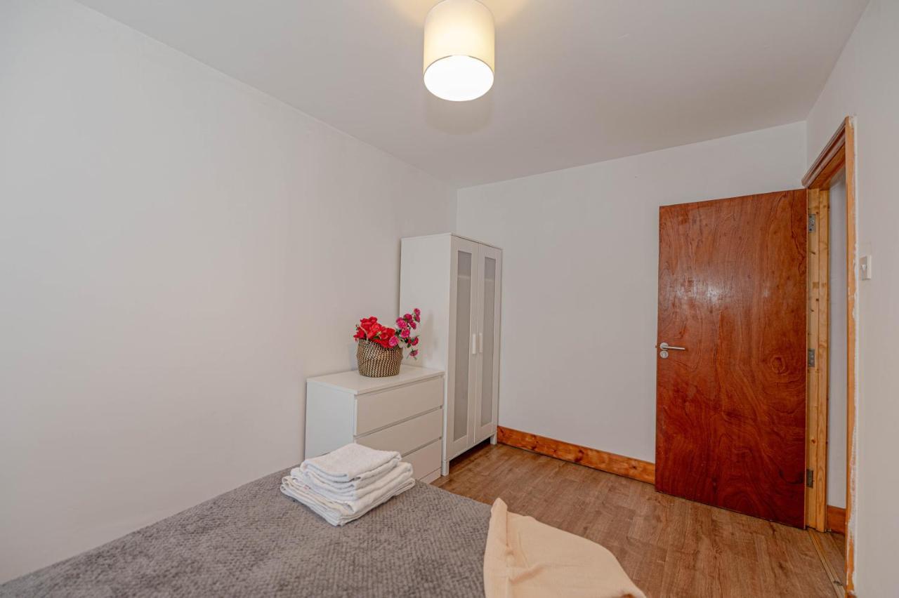 Beautiful 4 Bedrooms House, 7 Walk To Train Station Plumstead  Extérieur photo