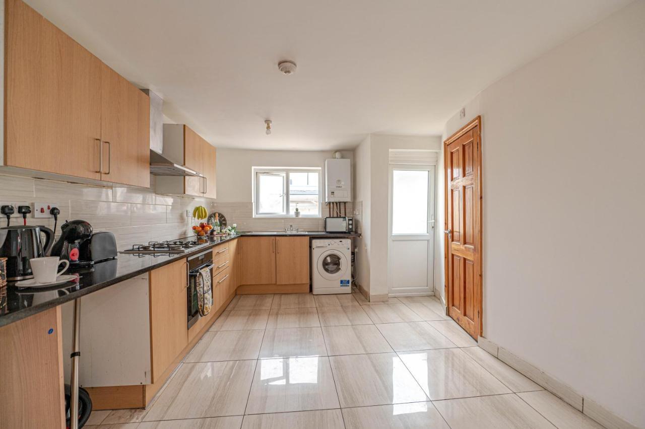 Beautiful 4 Bedrooms House, 7 Walk To Train Station Plumstead  Extérieur photo
