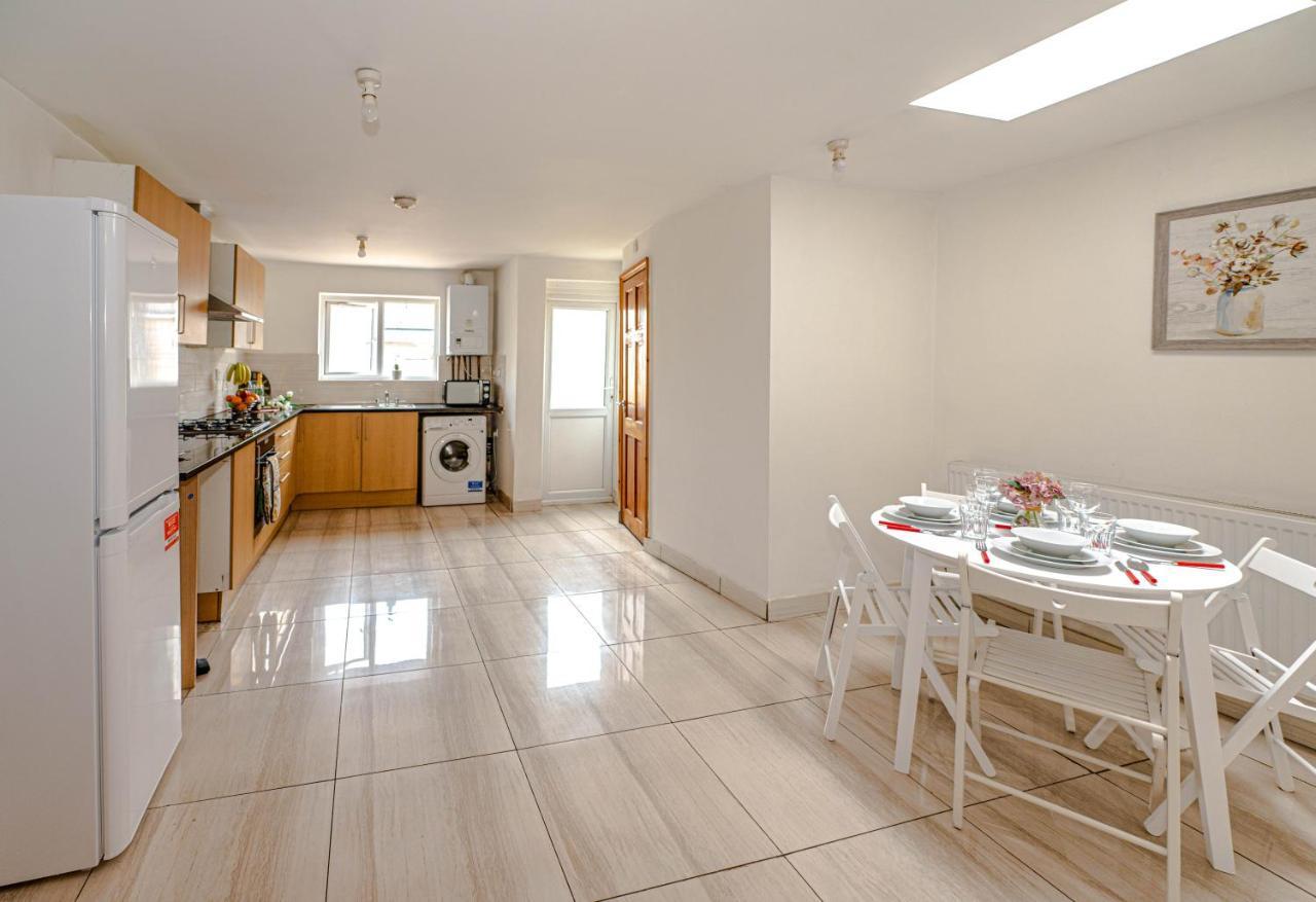 Beautiful 4 Bedrooms House, 7 Walk To Train Station Plumstead  Extérieur photo